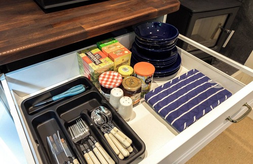 Wichling Cottage | Lovely shepherd’s hut with stunning views set in beautiful grounds/countryside.