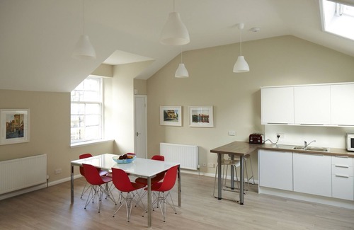 Kelvinbridge Cottage | Lovely spacious 2 bedroom, 2 bathroom Mews Cottage, Glasgow