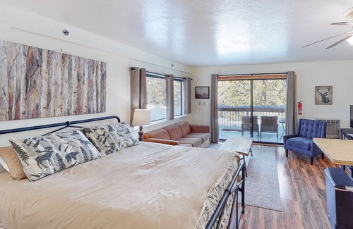 Yosemite West Condo | Lovely studio in Yosemite with kitchenette & balcony - near Badger Pass & Valley