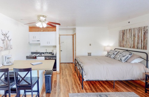 Yosemite West Condo | Lovely studio in Yosemite with kitchenette & balcony - near Badger Pass & Valley