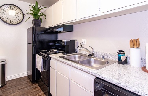 Colton Apartment | Lovely Studio☑ King Bed♚ Clean ✪ Comfortable✿