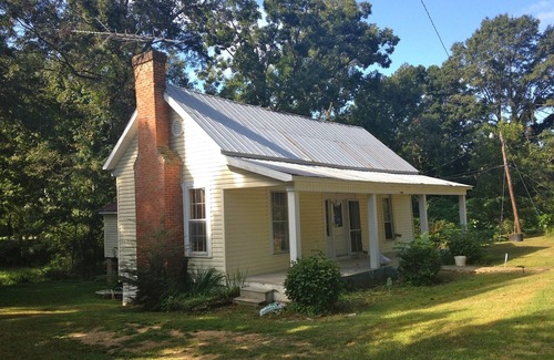 Taylor House | Lovingly restored cottage in Taylor, Mississippi
