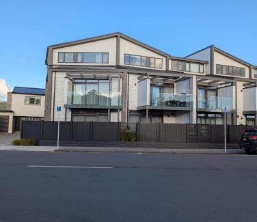 Lower Hutt House | Lower Hutt Central Brand New 3 bedroom 2 Bath Spacious House Balcony Private garage