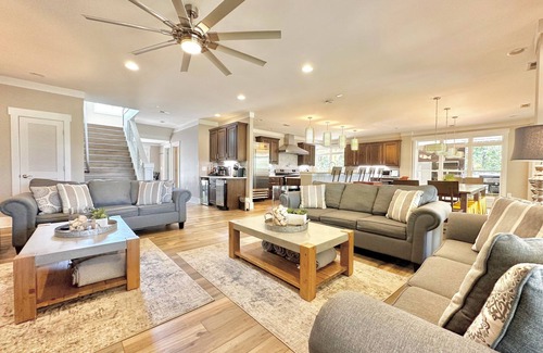 Cedar Bluff House | LOWER Level of "Your Big Lake House" - Firepit, Kayaks, HotTub, etc.