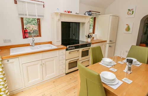 Sketty Cottage | LOWER SKETTY GREEN LODGE, pet friendly, with a garden in Swansea