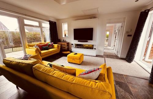 Pakefield House | Lowestoft 2-bed Bungalow With Hot Tub & Spa Pool