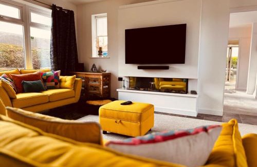 Pakefield House | Lowestoft 2-bed Bungalow With Hot Tub & Spa Pool