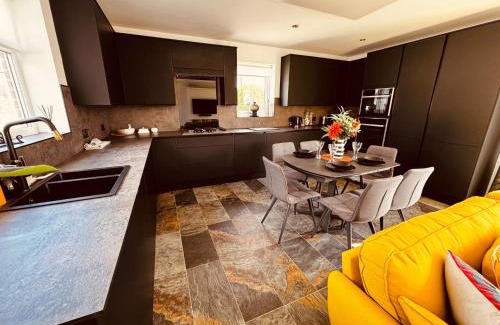 Pakefield House | Lowestoft 2-bed Bungalow With Hot Tub & Spa Pool