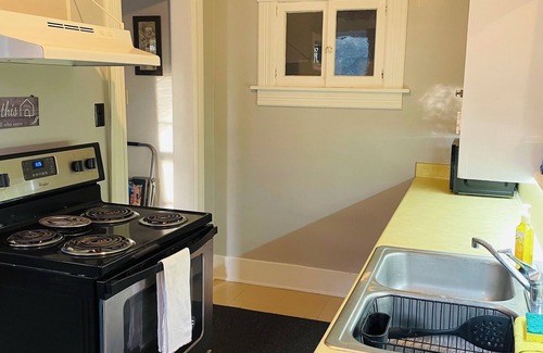 Storm Lake Apartment | Lrg Pvt upstairs Apt in the heart of SL short walk to lake, parks, and BVU.