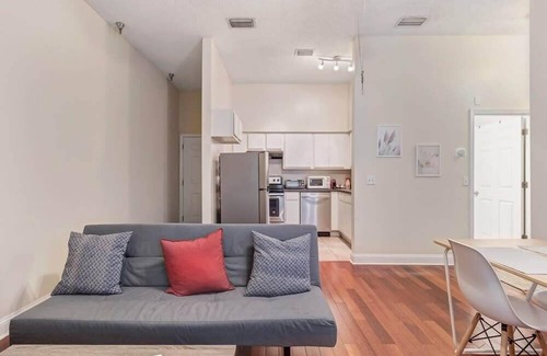 Springfield Apartment | LT Stay Discounts! Cozy 2 BR Apt - Pet Friendly!