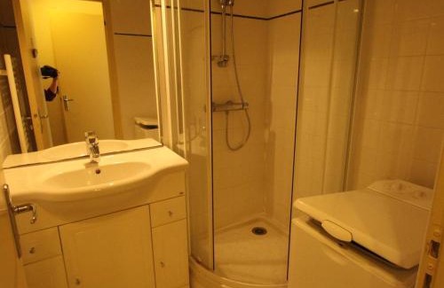 Bagneres-de-Luchon Apartment | Luchon - Studio 2/3 pers., balcon, télécabine, proche commerces et thermes - FR-1-313-224