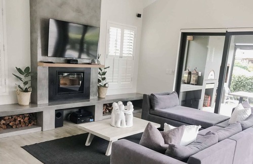 Plettenberg Bay Apartment | Luciano's Upmarket Family Home - Close to Beach - Private Pool