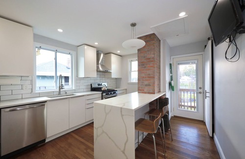 Everett House | Luke House, Sleeps 14, Weddings, 2 Kitchens, Parking, Close to Airport & Boston