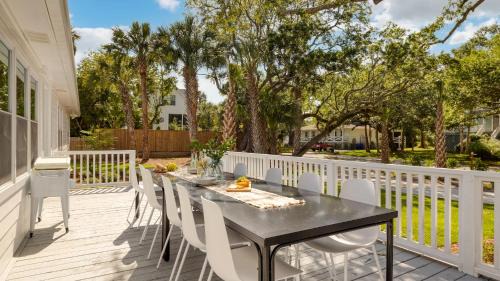 Isle of Palms House | Lumie by AvantStay 5BR Ranch w Firepit Patio