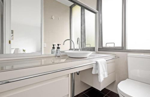 Pymble House | Luminous Ensuite Queen Room - Centrally Located