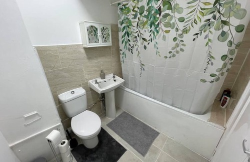 Homerton Apartment | Luminous Family Flat (4 guests)