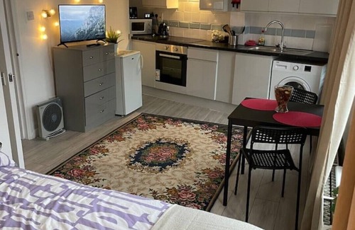 Homerton Apartment | Luminous Family Flat (4 guests)