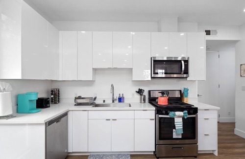 Harbor Gateway South House | Lustrous Abode 4B3B QUEEN BEDS