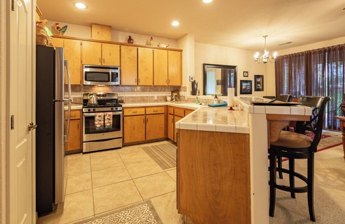 Three Rivers Villa | Lux 2/2 w/firepit next to Kaweah River & 10 min from Sequoia National Park