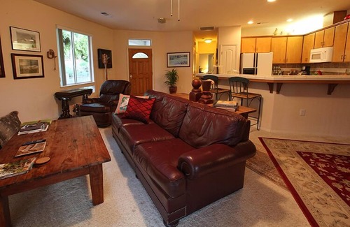 Three Rivers Villa | Lux 2/2 w/firepit next to Kaweah River & 10 min from Sequoia National Park