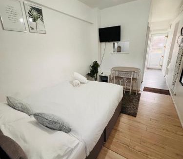 Ecclesfield Apartment | LUX 2 Guests Studio FREE WIFI & PARKING Aroluchi Ville