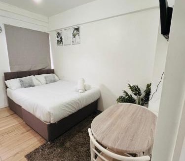 Ecclesfield Apartment | LUX 2 Guests Studio FREE WIFI & PARKING Aroluchi Ville