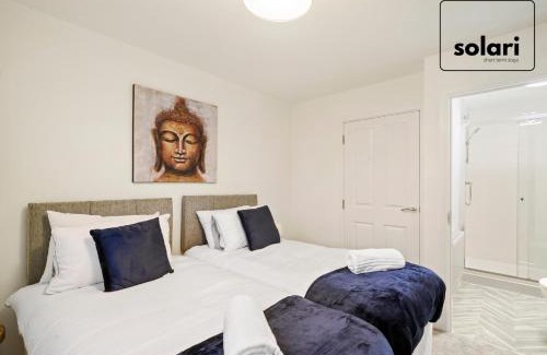 Margate Old Town Apartment | Lux 4 Bed Contractor x Relocator Apartment, 30 Percent Off Monthly Stays, FREE Multiple Parking Spaces, Super Fast WiFi, Streaming Services included, Close to A1