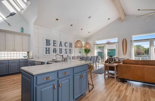 Sister Lakes Cottage | Lux 5-Bdrm Lake Hse w/Hot Tub and scenic views