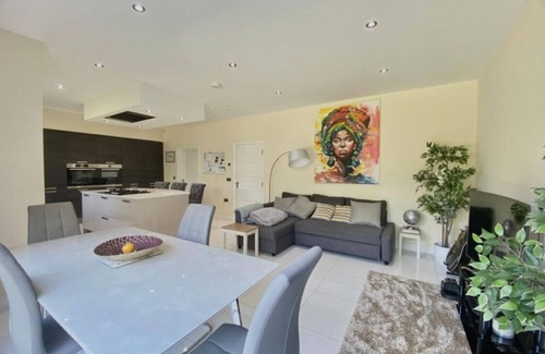 Peterborough House | Lux 6 Bed Peterborough Serviced Accommodation | Solari Living