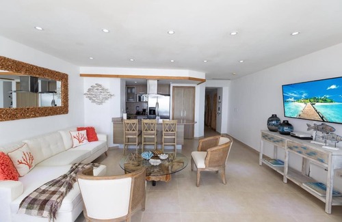 Villas Del Mar Apartment | Lux| Beachfront| 60"SmartTV| Beach&Rest| FastWifi