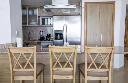 Villas Del Mar Apartment | Lux| Beachfront| 60"SmartTV| Beach&Rest| FastWifi