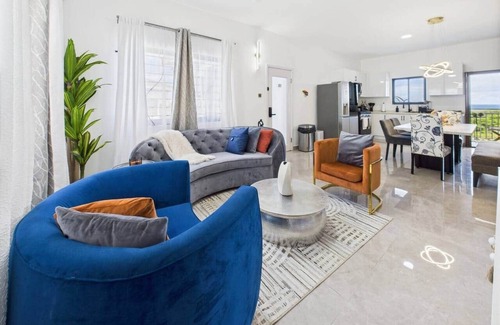 Runaway Bay Villa | Lux Ocean View Gated with Pickleball & Pool for 12