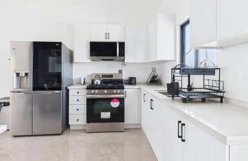 Runaway Bay Villa | Lux Ocean View Gated with Pickleball & Pool for 12