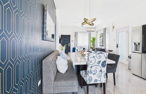 Runaway Bay Villa | Lux Ocean View Gated with Pickleball & Pool for 12