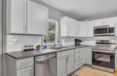 Kansas City House | Lux on a Budget! 20 min to World Cup-Near Nascar/Legends/AmericanRoyal King Bed!