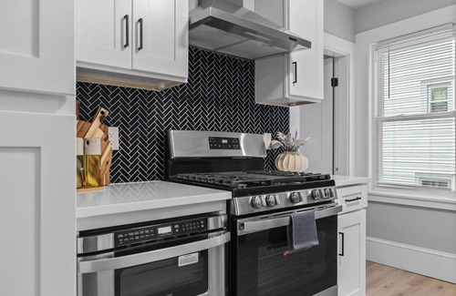 Somerville Apartment | LUX Retreat Home with Yard | Family/Group Trip