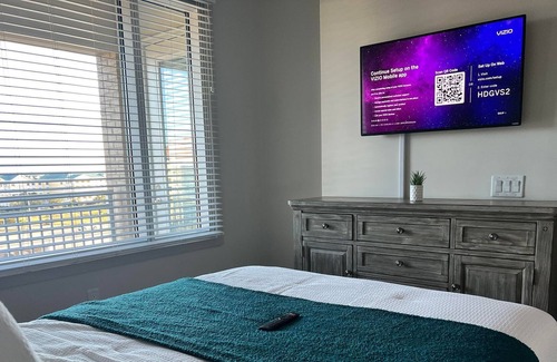 Westside Apartment | Lux & Spacious 1BD Apt with Pool View!