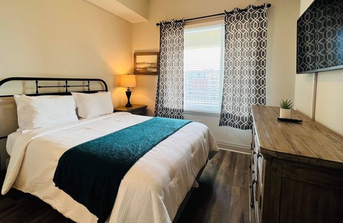 Westside Apartment | Lux & Spacious 1BD Apt with Pool View!