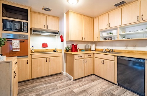 Carmichael Apartment | Luxe 2B in Sunny Carmichael | Netflix | Work Desk