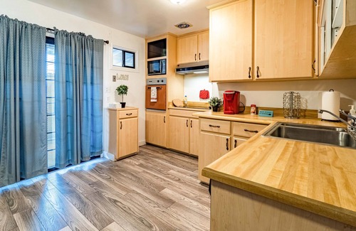 Carmichael Apartment | Luxe 2B in Sunny Carmichael | Netflix | Work Desk