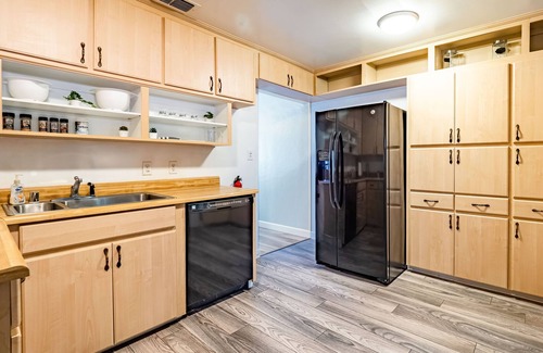 Carmichael Apartment | Luxe 2B in Sunny Carmichael | Netflix | Work Desk