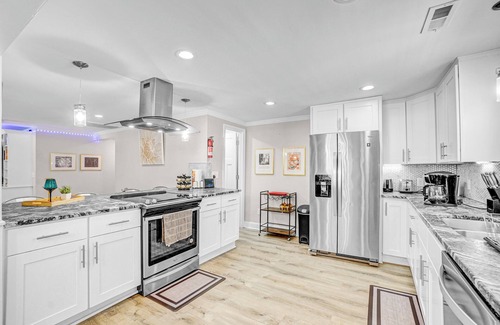 Southwest Raleigh House | Luxe 6-BDRM Ranch Gazebo & Movie Nights