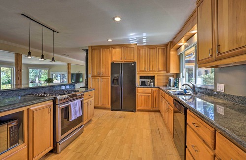 Auburn House | Luxe Auburn Hideaway w/Tennis Court & Views!