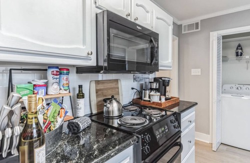 Baton Rouge Condo | Luxe condo 2 bedr 2 en-suite baths. Coffee, tea, smoothie station.Near Mall LSU