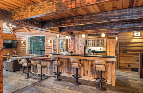 Cold Springs Cabin | Luxe Cozy 3 BDR Cabin w/Jacuzzi near Pinecrest Lake, Dodge Ridge & Cold Springs