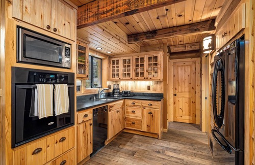 Cold Springs Cabin | Luxe Cozy 3 BDR Cabin w/Jacuzzi near Pinecrest Lake, Dodge Ridge & Cold Springs
