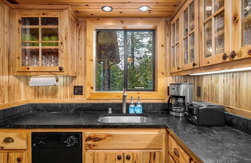 Cold Springs Cabin | Luxe Cozy 3 BDR Cabin w/Jacuzzi near Pinecrest Lake, Dodge Ridge & Cold Springs