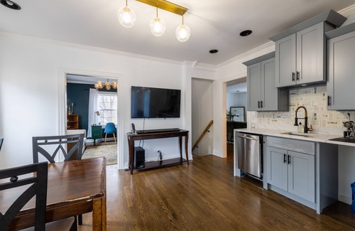 Skokie House | Luxe Haus of Love—Renovated 1938 Cape Cod —Heated FLRS