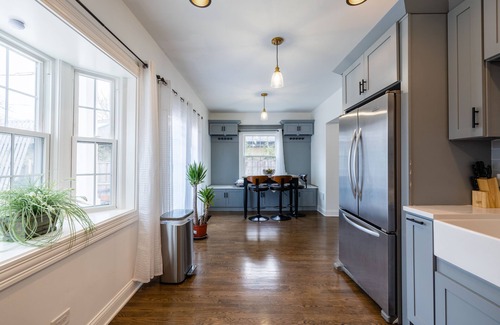 Skokie House | Luxe Haus of Love—Renovated 1938 Cape Cod —Heated FLRS