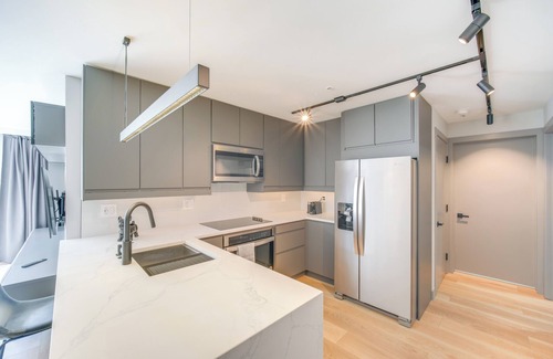 Ohio City Apartment | Luxe High-Rise 2 Mi to Dtwn Cleveland: WFH Ready!